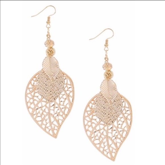 New!! Beautiful Leaf Dangle Earrings. Gold Tone. - Picture 3 of 3